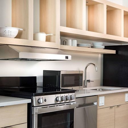 Towneplace Suites By Marriott Milwaukee West Bend Екстериор снимка