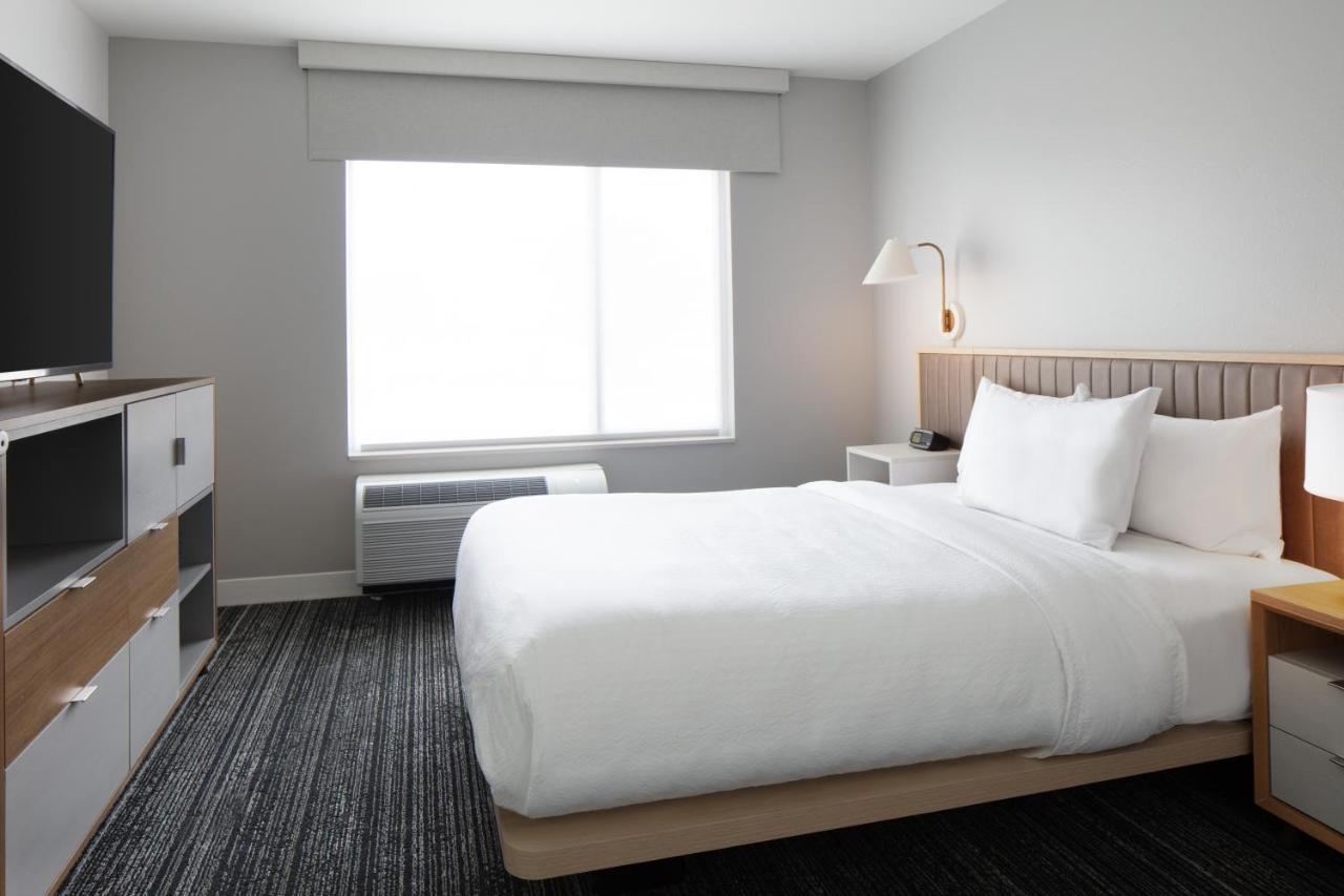 Towneplace Suites By Marriott Milwaukee West Bend Екстериор снимка