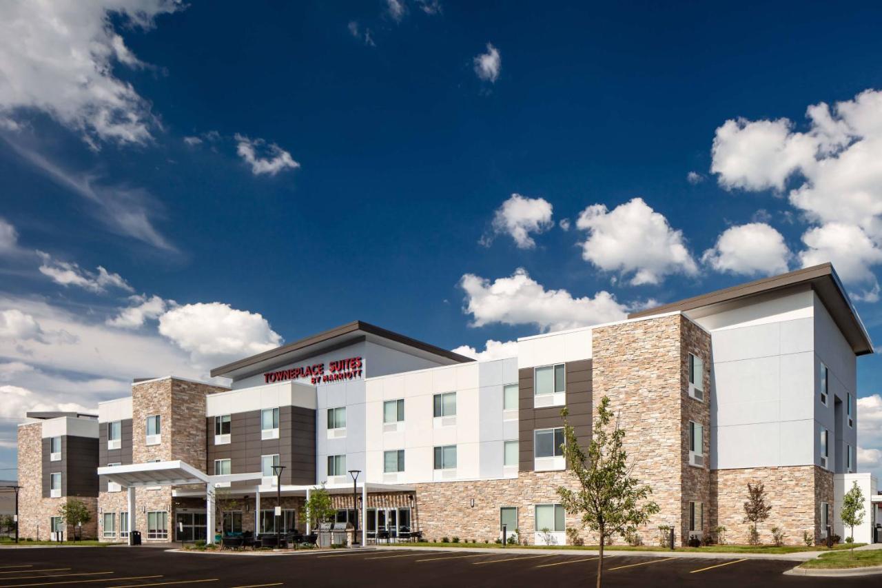 Towneplace Suites By Marriott Milwaukee West Bend Екстериор снимка