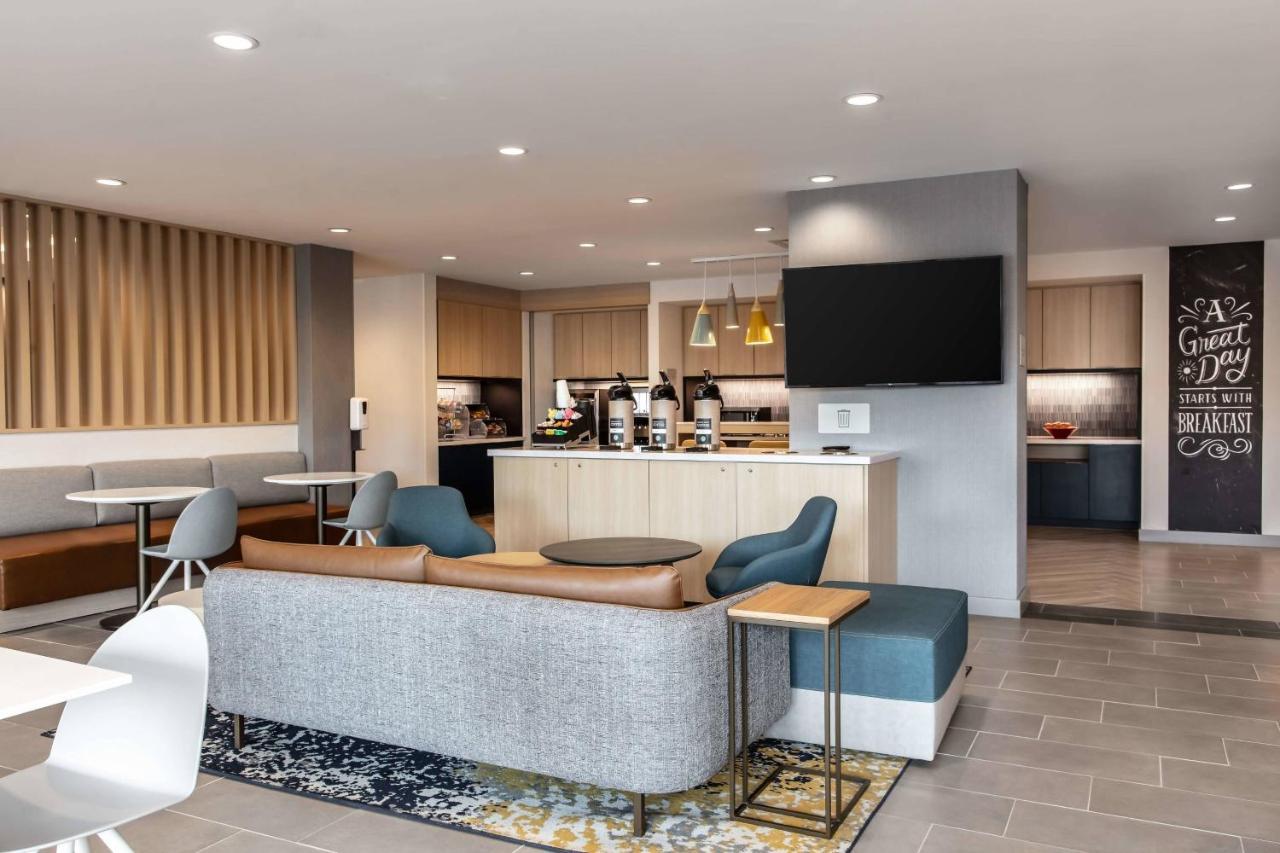 Towneplace Suites By Marriott Milwaukee West Bend Екстериор снимка